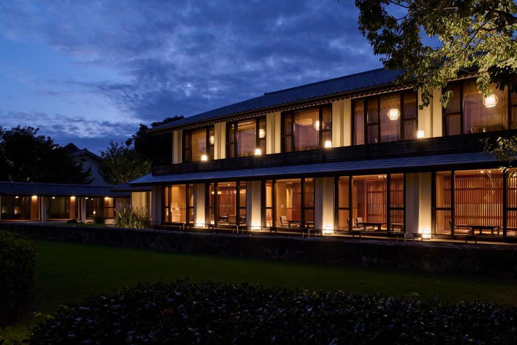 - un bâtiment éclairé la nuit dans l'établissement Akazawa Geihinkan, à Itō