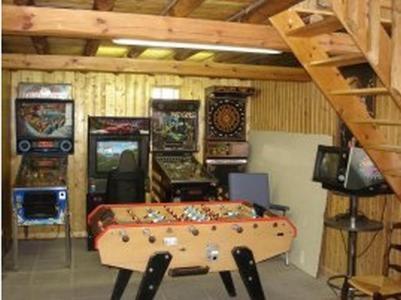 une salle avec une table de billard et des jeux d'arcade dans l'établissement Camping les 3 Sablières, à Saint-Firmin