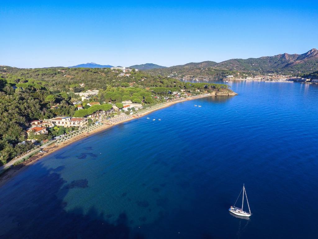 une vue aérienne d'un bateau dans une grande étendue d'eau dans l'établissement Hotel in Capoliveri with private beach, à Capoliveri