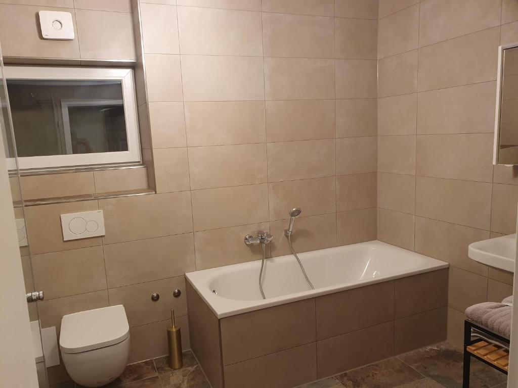 75m2 lichtdurchflutete 3 Zimmer Souterrain Wohnung in einem Neubau Villa 7