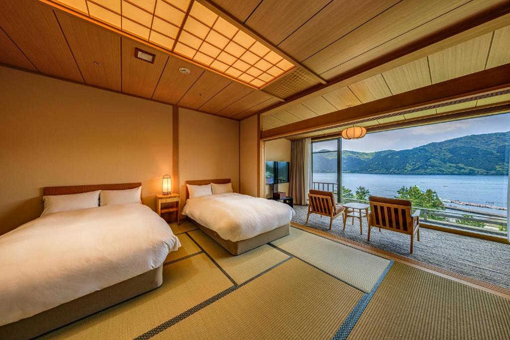 - 2 lits dans une chambre avec vue sur l'eau dans l'établissement Ryuguden, à Hakone 75 autres photos
