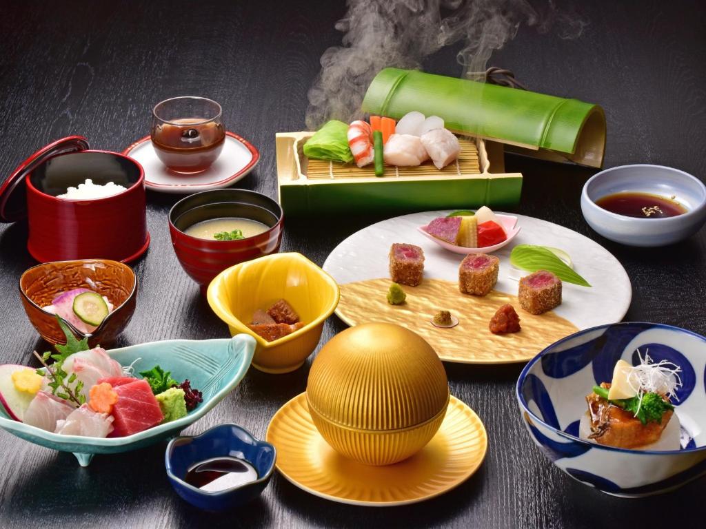 une table recouverte de assiettes et de bols de nourriture dans l'établissement Ryuguden, à Hakone