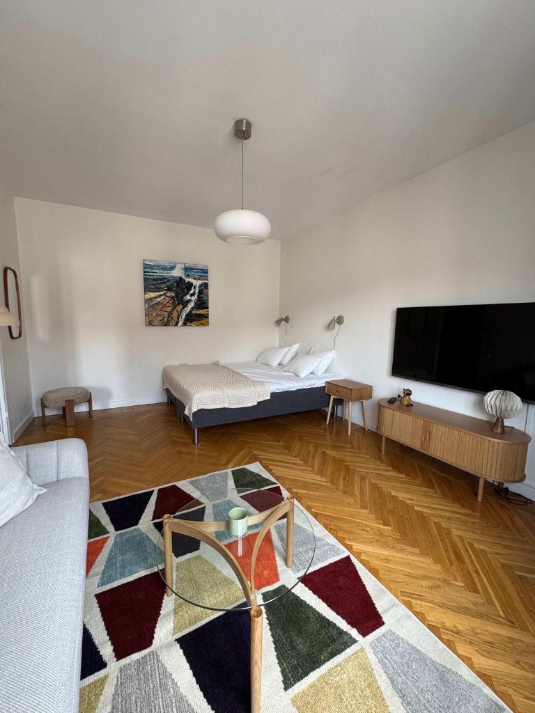 Easy living in suburban studio 2