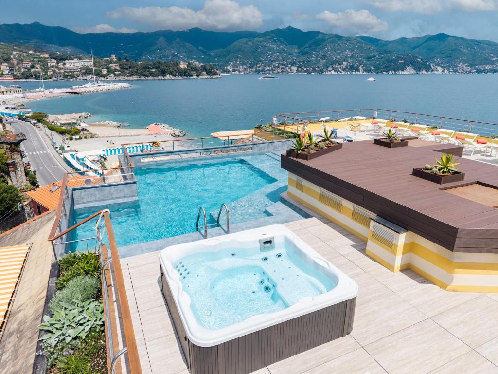 - un bain à remous sur un balcon avec vue sur l'eau dans l'établissement Regina Elena Dependance, à Santa Margherita Ligure