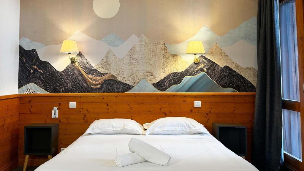 - une chambre avec un lit orné d'une fresque murale représentant la montagne dans l'établissement Villages Clubs du Soleil - VALMOREL, à Valmorel