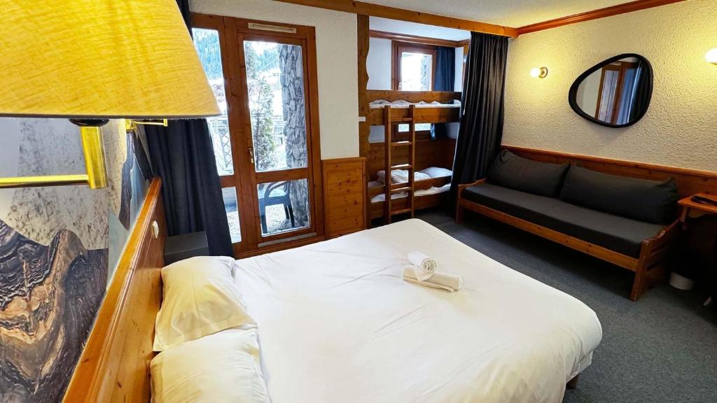 une chambre avec un lit avec un arc dessus dans l'établissement Villages Clubs du Soleil - VALMOREL, à Valmorel 13 autres photos