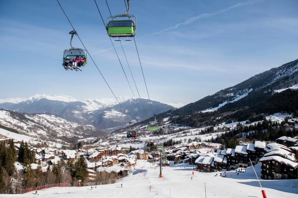 un groupe de personnes utilisant un téléski dans la neige dans l'établissement Villages Clubs du Soleil - VALMOREL, à Valmorel