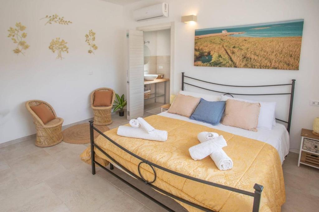 une chambre avec un lit avec des serviettes dessus dans l'établissement Villa Gea by Villa Plus, à Carovigno