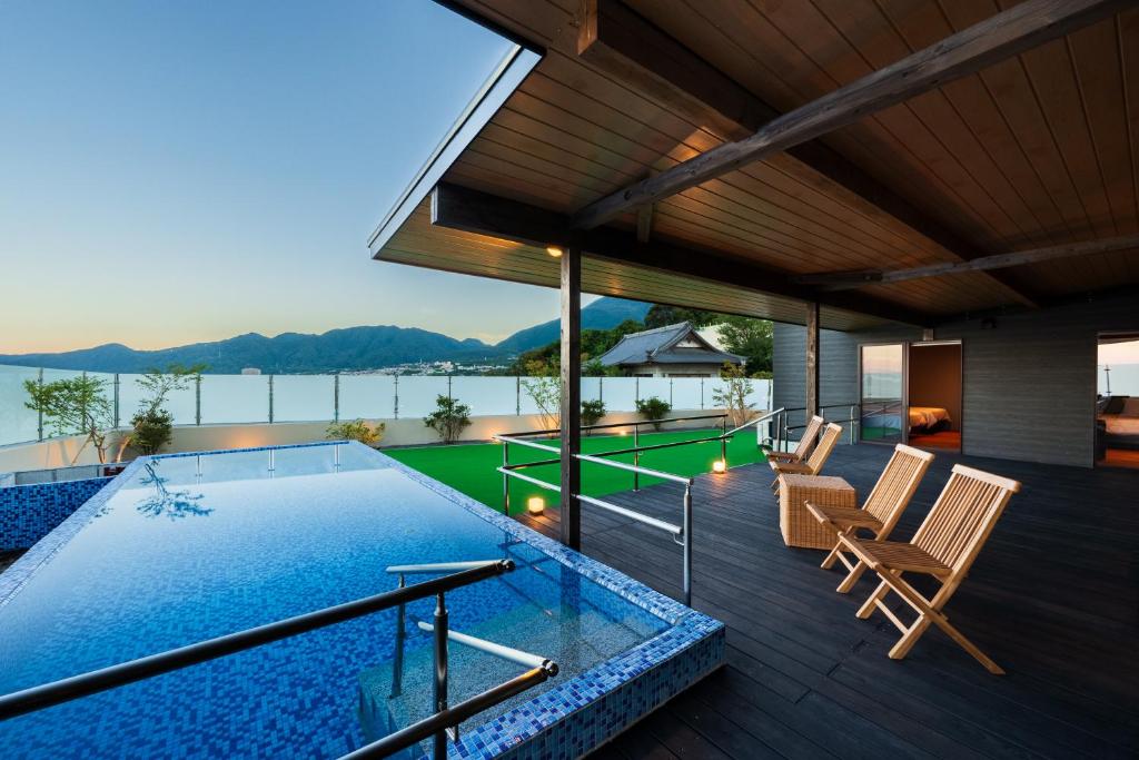 une maison avec une piscine et une terrasse dans l'établissement Umine Annex, à Beppu