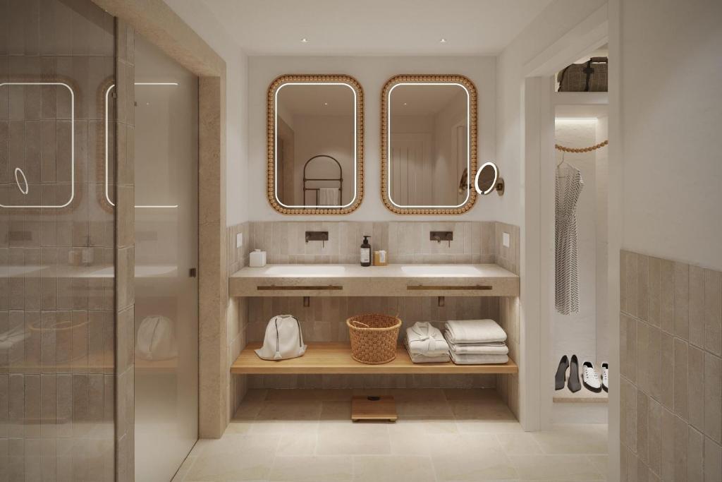 une salle de bain avec un lavabo et deux miroirs dans l'établissement Ostuni a Mare, à Ostuni