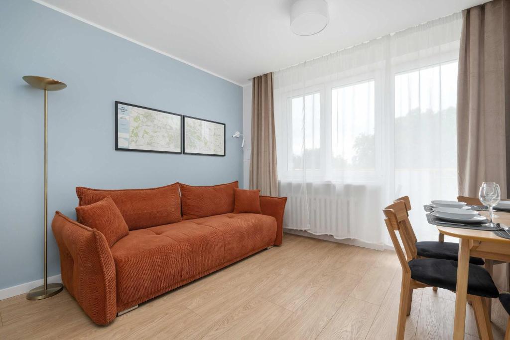Azure Apartment Teatralna with Air Conditioning in Wrocław by Noclegi Renters 1