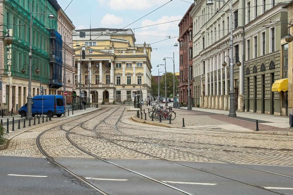 Azure Apartment Teatralna with Air Conditioning in Wrocław by Noclegi Renters 8