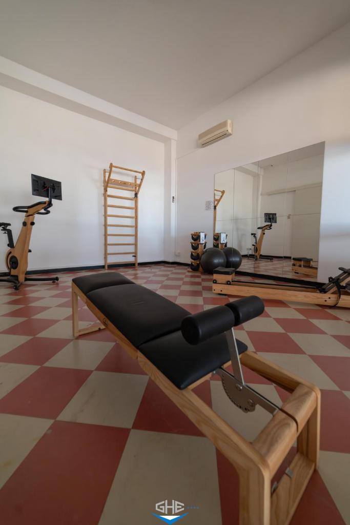 - une salle de sport avec des équipements d'exercice dans l'établissement Grand Hotel Excelsior, à Senigallia