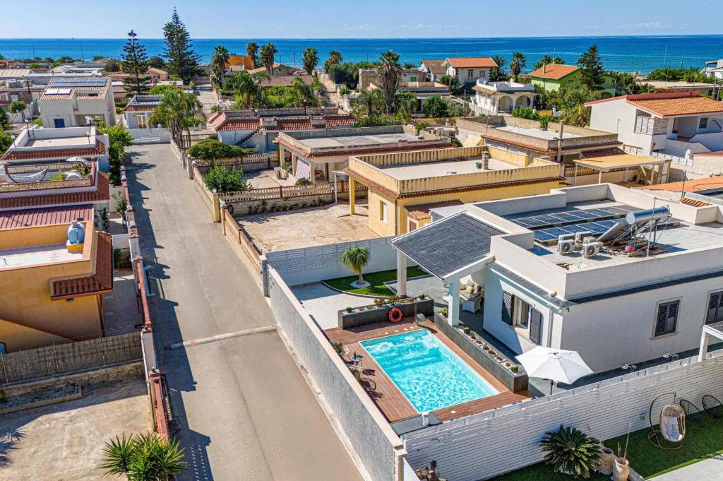 une vue aérienne d'une maison avec piscine dans l'établissement Villa Loredana by Villa Plus, à Santa Maria Del Focallo