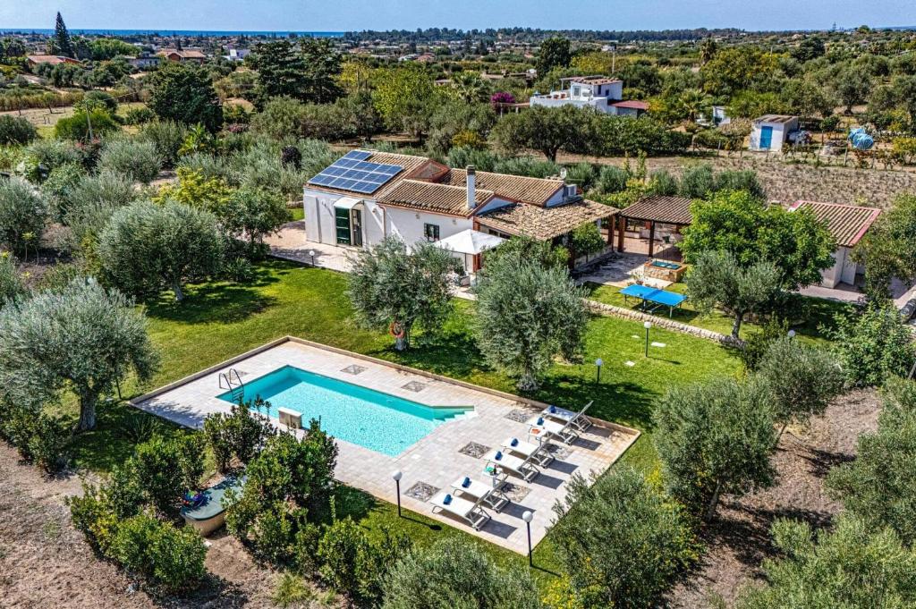 une vue aérienne d'une villa avec piscine dans l'établissement Villa Marzallo by Villa Plus, à Santa Maria Del Focallo