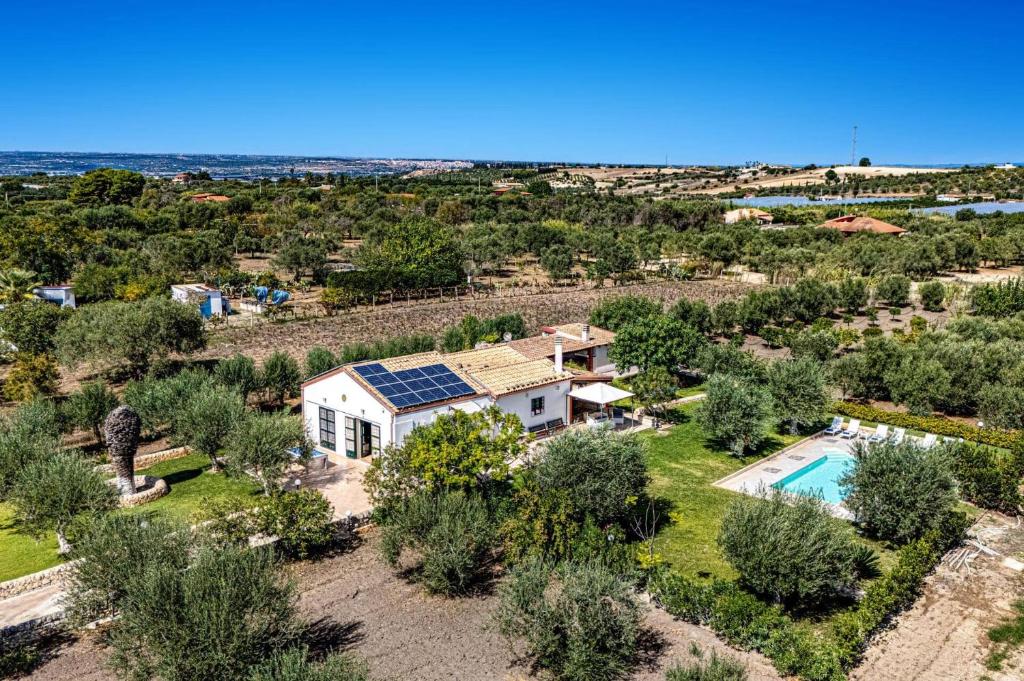 - une vue aérienne sur une maison avec une piscine et des arbres dans l'établissement Villa Marzallo by Villa Plus, à Santa Maria Del Focallo