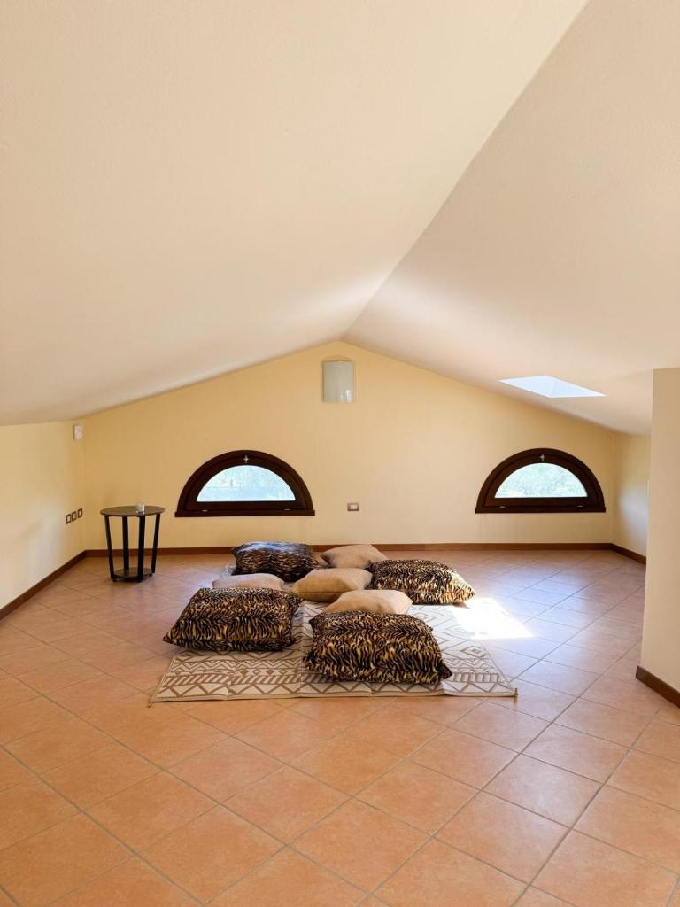 une pièce avec quatre oreillers posés sur le sol dans l'établissement villa Diamante, à Lamporecchio 36 autres photos