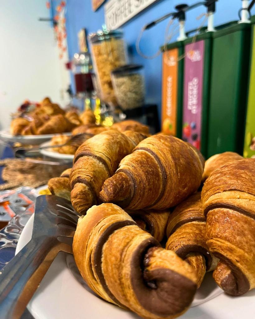 une pile de pâtisseries sur une table avec un couteau dans l'établissement Hotel Valente, à Ortona