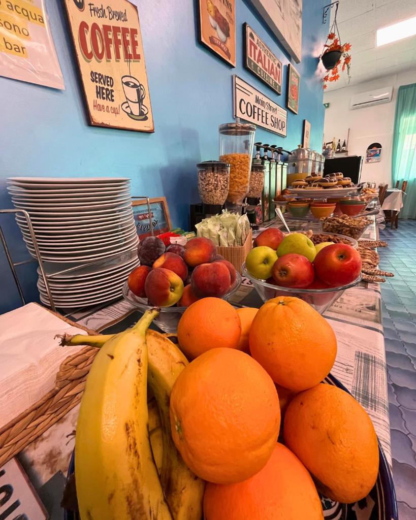 - un bouquet de fruits dans des bols sur une table dans l'établissement Hotel Valente, à Ortona