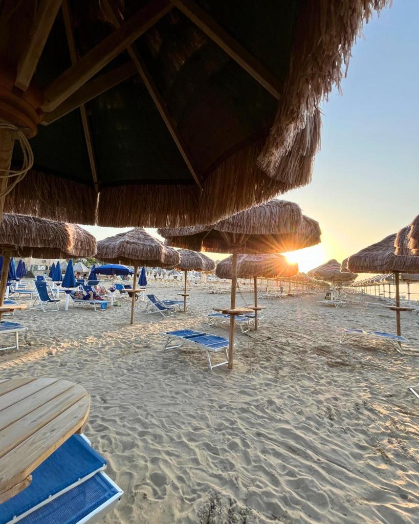 - une plage de sable avec des parasols et des chaises en paille dans l'établissement Hotel Valente, à Ortona 46 autres photos