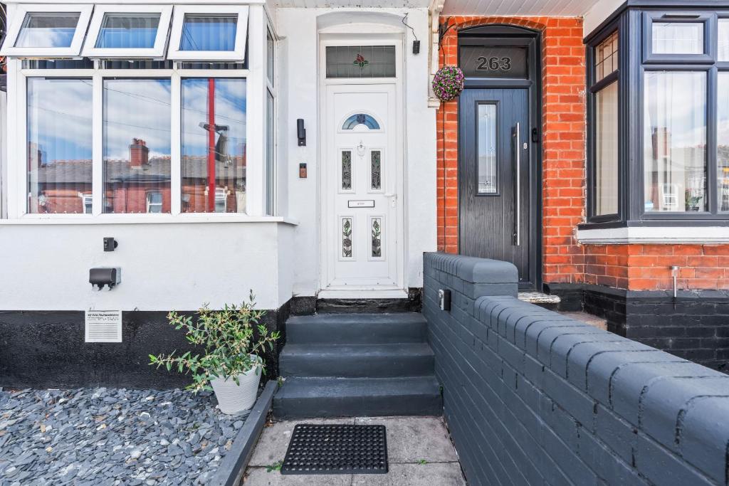 Free Parking ,Modern 4 bedrooms 10min from Birmingham city centre ideal for contractors ,Groups and Families 5