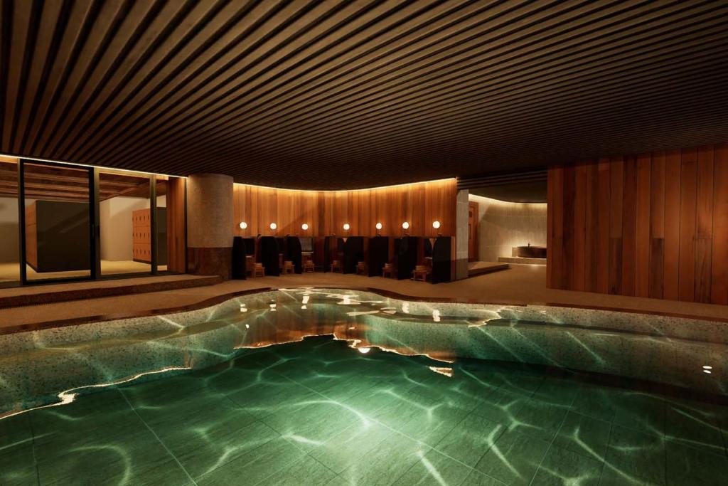 - une piscine dans un bâtiment avec piscine dans l'établissement Ooedo Onsen Monogatari Premium Enakyo, à Ena