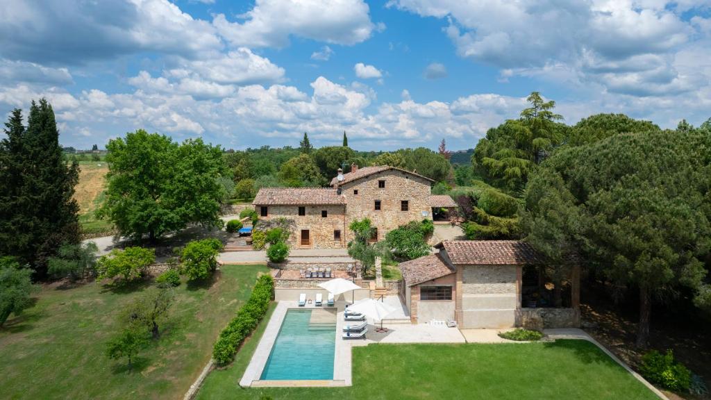une vue aérienne d'une maison avec piscine dans l'établissement TERRA DI SIENA 14, Emma Villas, à Castelnuovo Berardenga