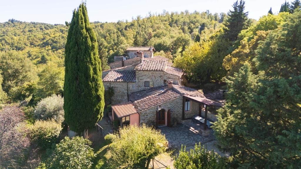 Vue aérienne d'une maison dans une forêt dans l'établissement Casa al Monte by VacaVilla, à Lamole