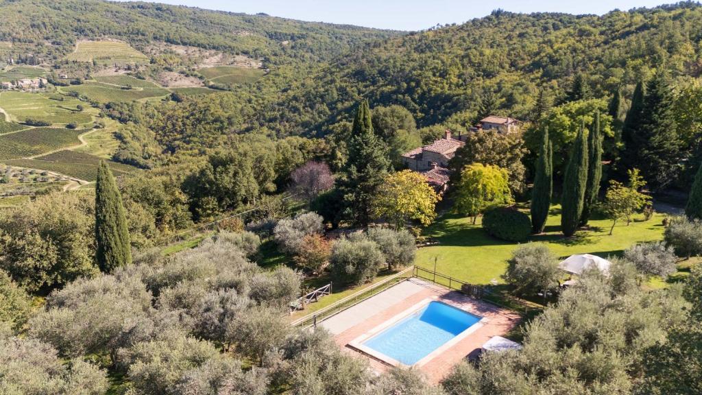 une vue aérienne d'une villa avec piscine dans l'établissement Casa al Monte by VacaVilla, à Lamole