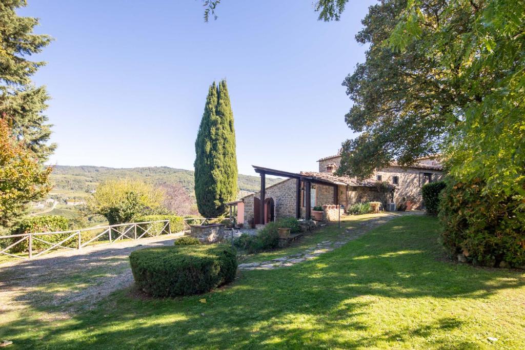 - une vue sur l'extérieur d'une maison avec un arbre dans l'établissement Casa al Monte by VacaVilla, à Lamole