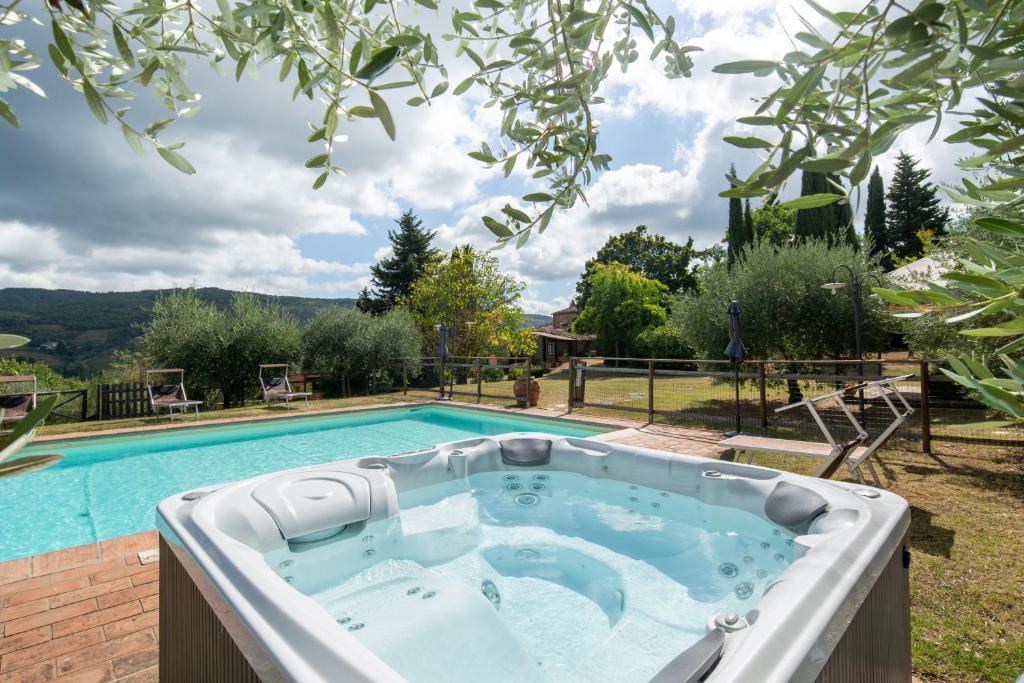 - un bain à remous dans l'arrière-cour d'une maison dans l'établissement Casa al Monte by VacaVilla, à Lamole