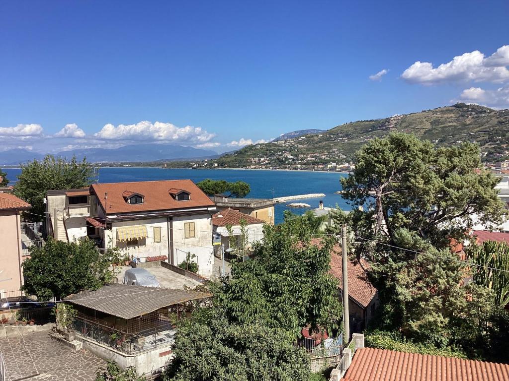 - une vue aérienne sur une maison et un lac dans l'établissement Villa Scotillo Boutique Hotel, à Agropoli