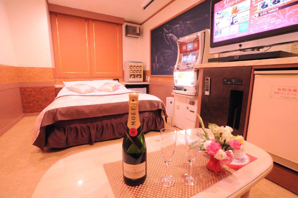 une chambre d'hôpital avec une bouteille de vin sur une table dans l'établissement STAR RESORT Will, à Morioka
