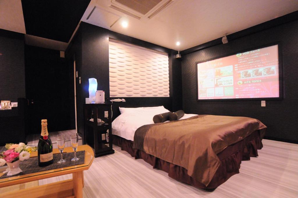 une chambre avec un lit et un écran de projection dans l'établissement STAR RESORT Will, à Morioka