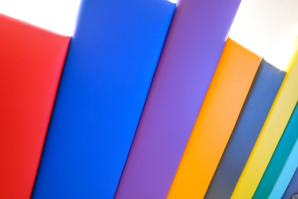 un tas de papier coloré dans l'établissement Admiral Art Hotel, à Rimini