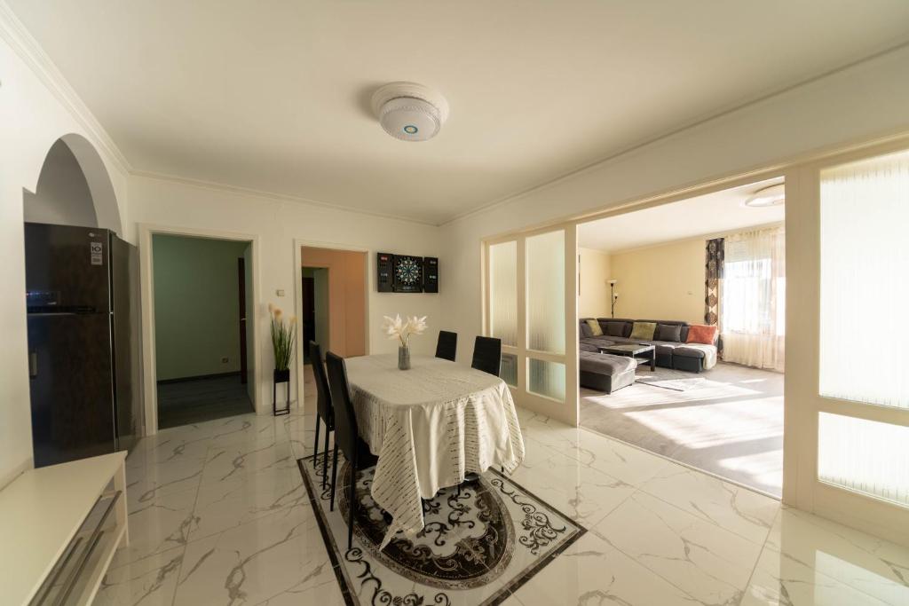 Panorama Danube View 3BR Balcony Garage AC 5
