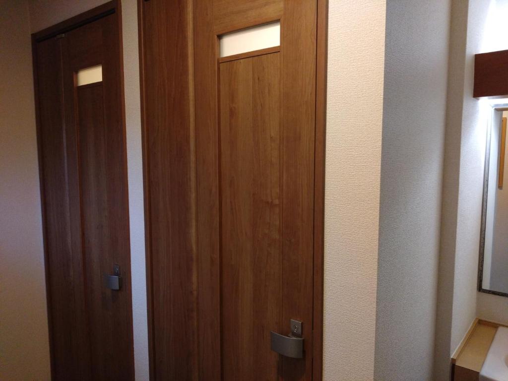 - deux portes en bois dans une pièce dans l'établissement 蔵王温泉 林檎屋, à Yamagata 45 autres photos