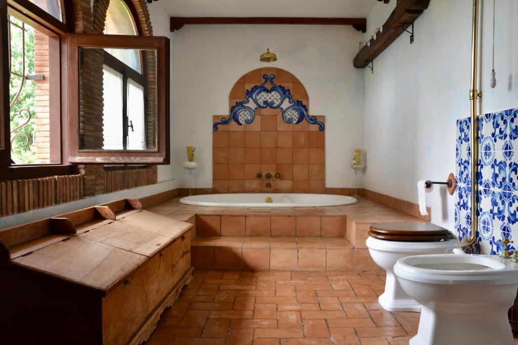 La grande salle de bains est pourvue d'une baignoire et de toilettes. dans l'établissement I Fontanili, à Civita Castellana