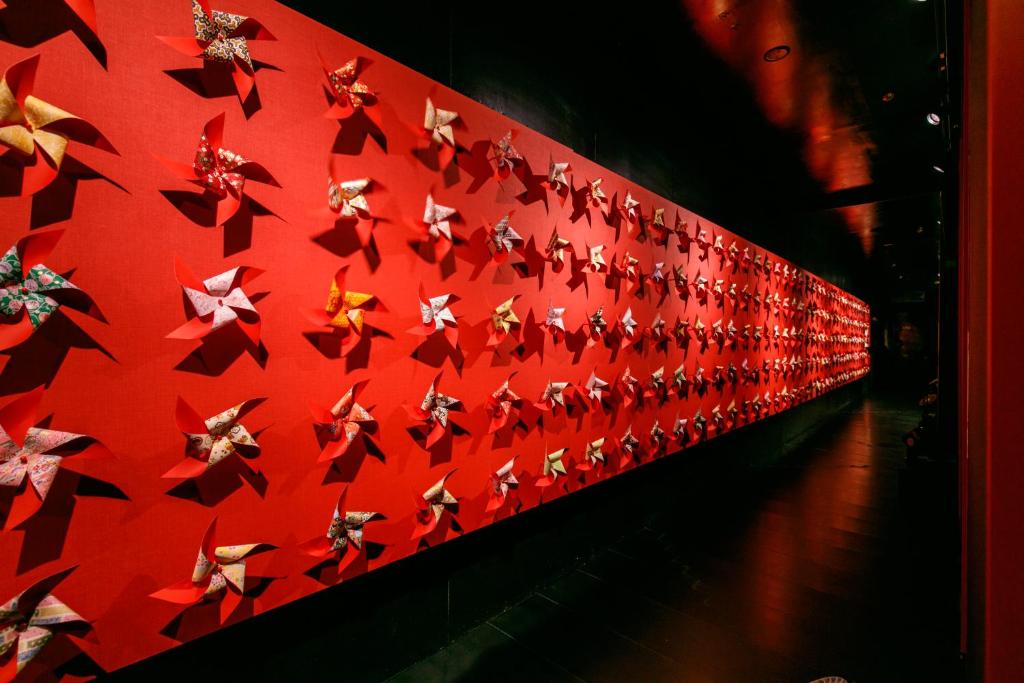 un mur rouge orné de décorations de Noël dans l'établissement Rurikoh, à Kaga