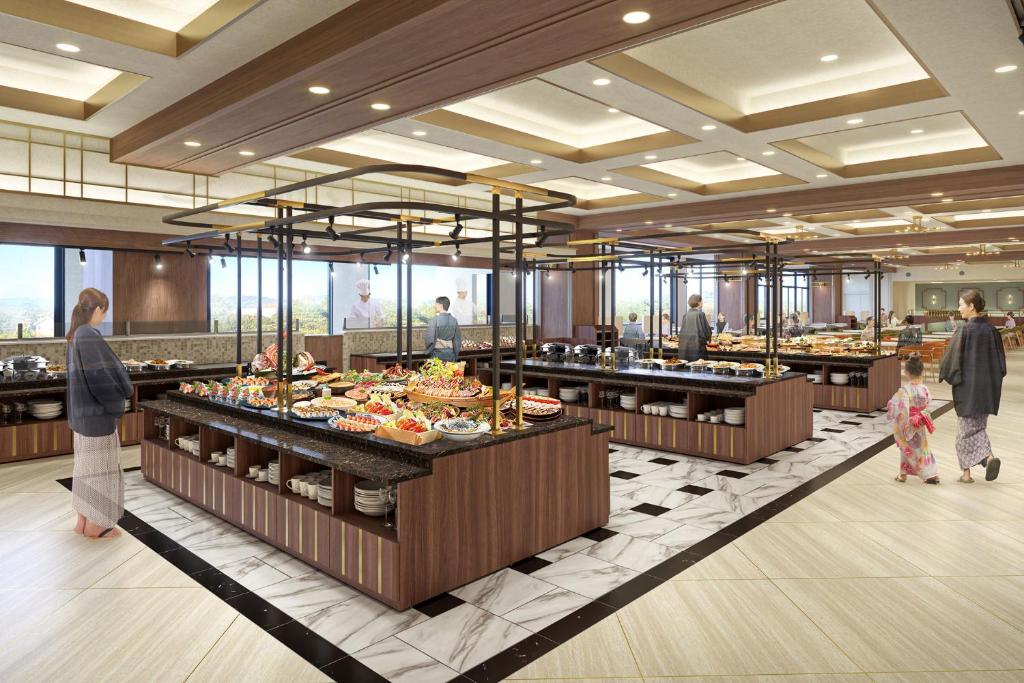 une file d'attente au buffet dans un restaurant avec des gens qui se promènent dans l'établissement Ooedo Onsen Monogatari Premium Shima Saichoraku, à Shima