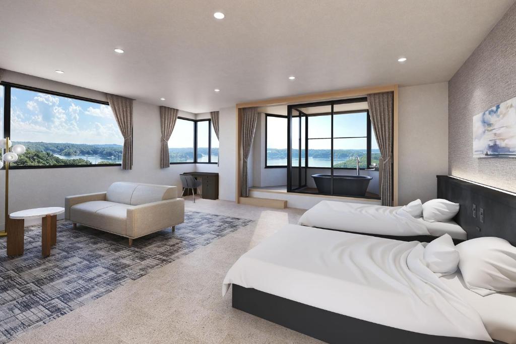 Cet appartement comprend une chambre avec deux lits et une salle de bains pourvue d'une baignoire. dans l'établissement Ooedo Onsen Monogatari Premium Shima Saichoraku, à Shima