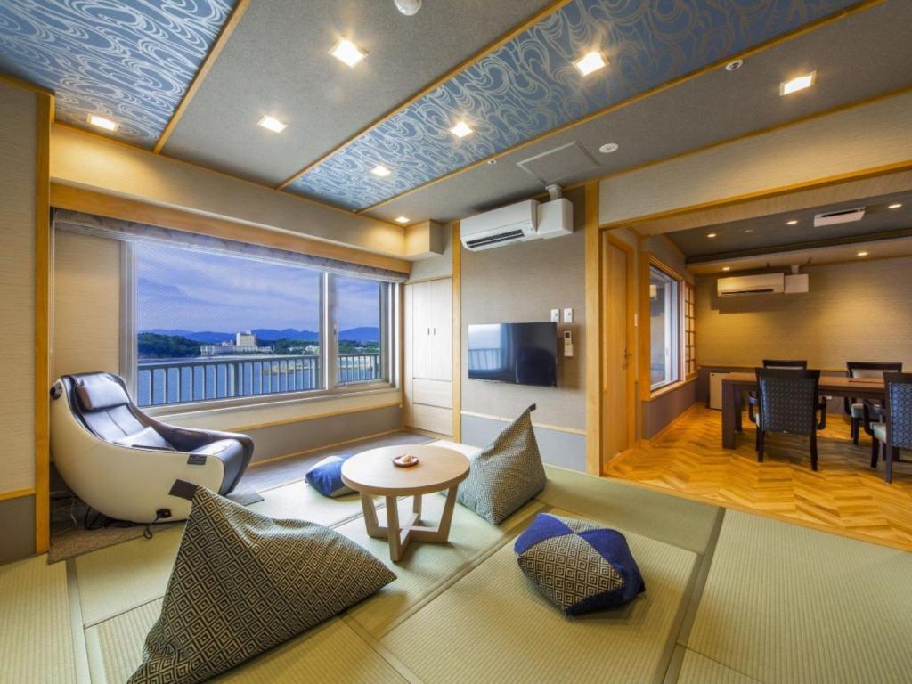 un salon avec un canapé et une table dans l'établissement Yanagiya, à Shirahama