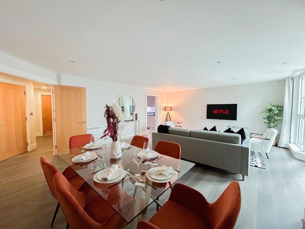 Stunning riverside apartment 7