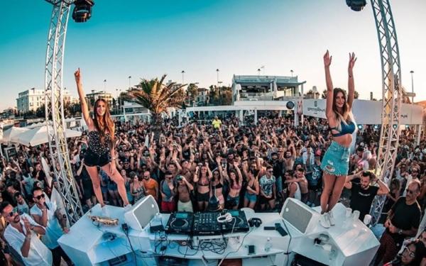 deux filles sautant sur une scène lors d'un concert dans l'établissement Hotel Garden, à Riccione