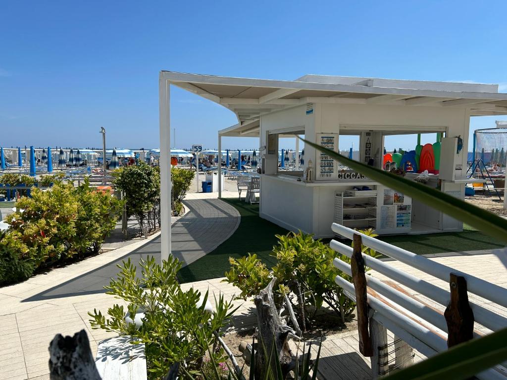 une vue d'une maison avec un toit dans l'établissement Hotel Garden, à Riccione