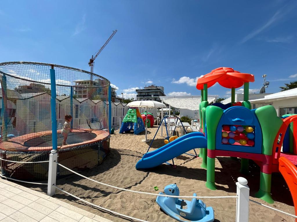 une aire de jeux avec un équipement de jeu dans le sable dans l'établissement Hotel Garden, à Riccione