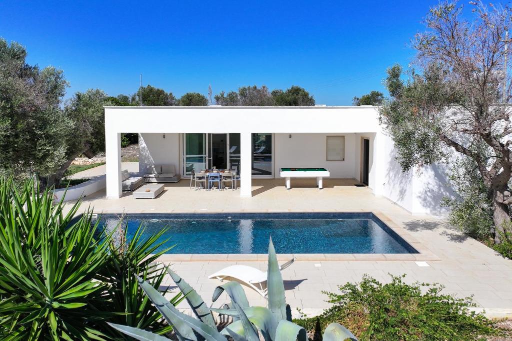 une piscine devant une maison dans l'établissement Casa Mathilde by Bianco Puglia Vacanze, à San Vito dei Normanni