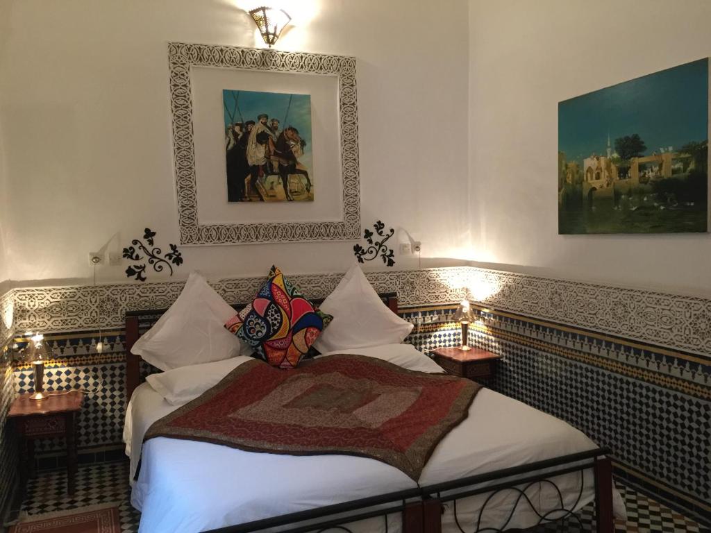 une chambre avec un lit et un tableau au mur dans l'établissement Riad La Clé De Fès, à Fès 37 autres photos