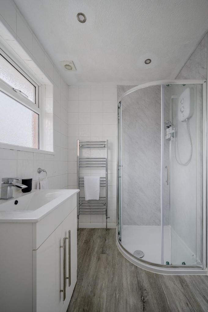Anjore House - Modern Home walking to City Centre with Parking 3
