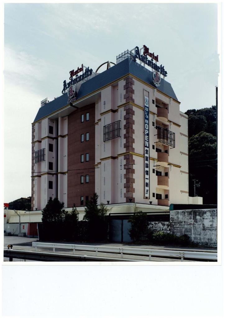 un bâtiment avec des gens assis dessus dans l'établissement Hotel Antoinette -SPA RESORT- AdultOnly, à Okazaki